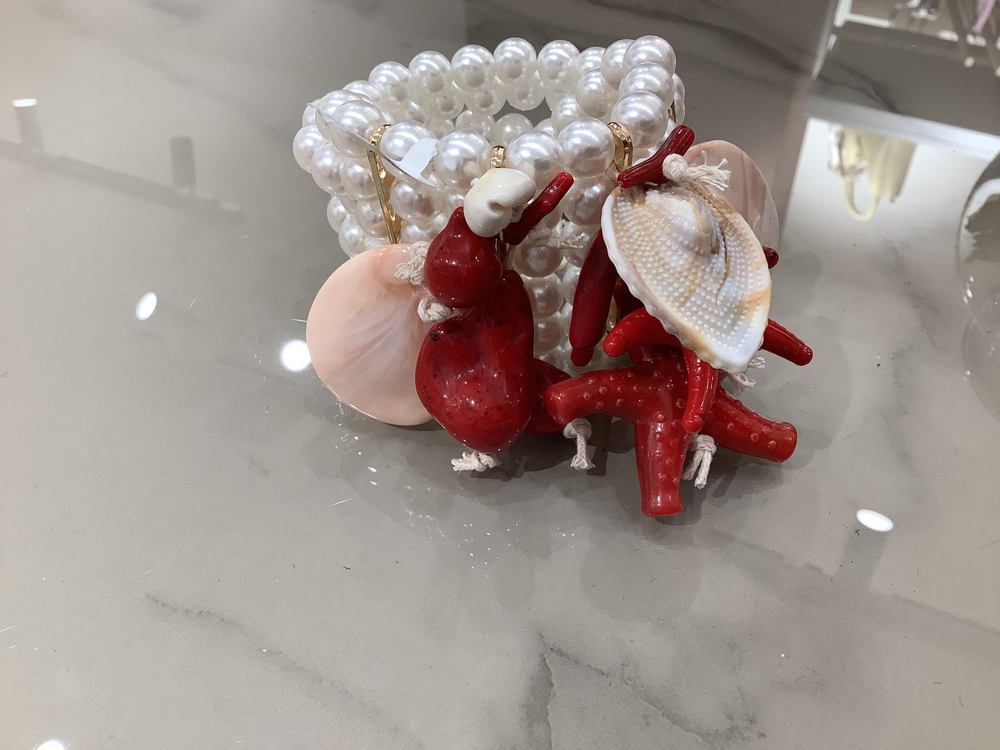 Bracciale di perle con ciondoli