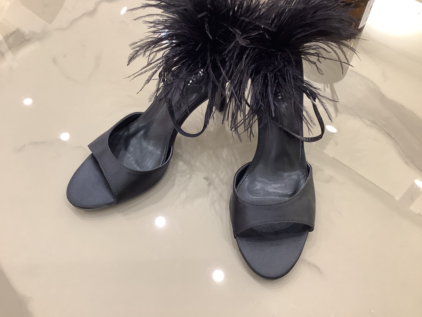 Chanel con piume alla caviglia