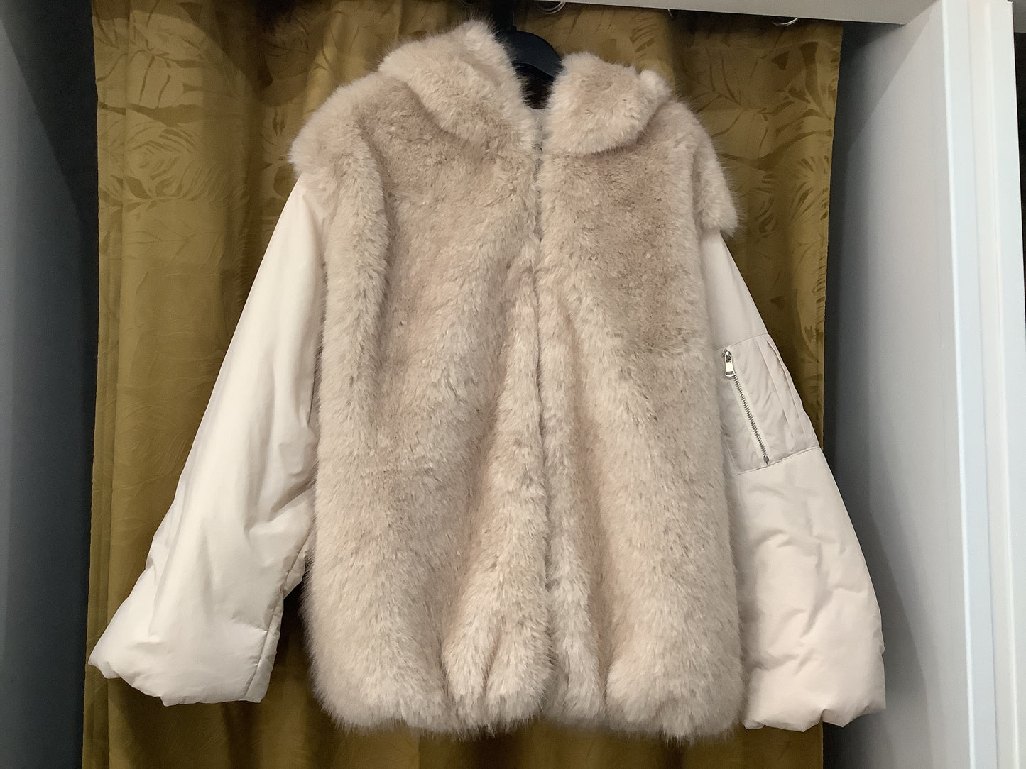 Giubbino corto in tessuto e pelliccia