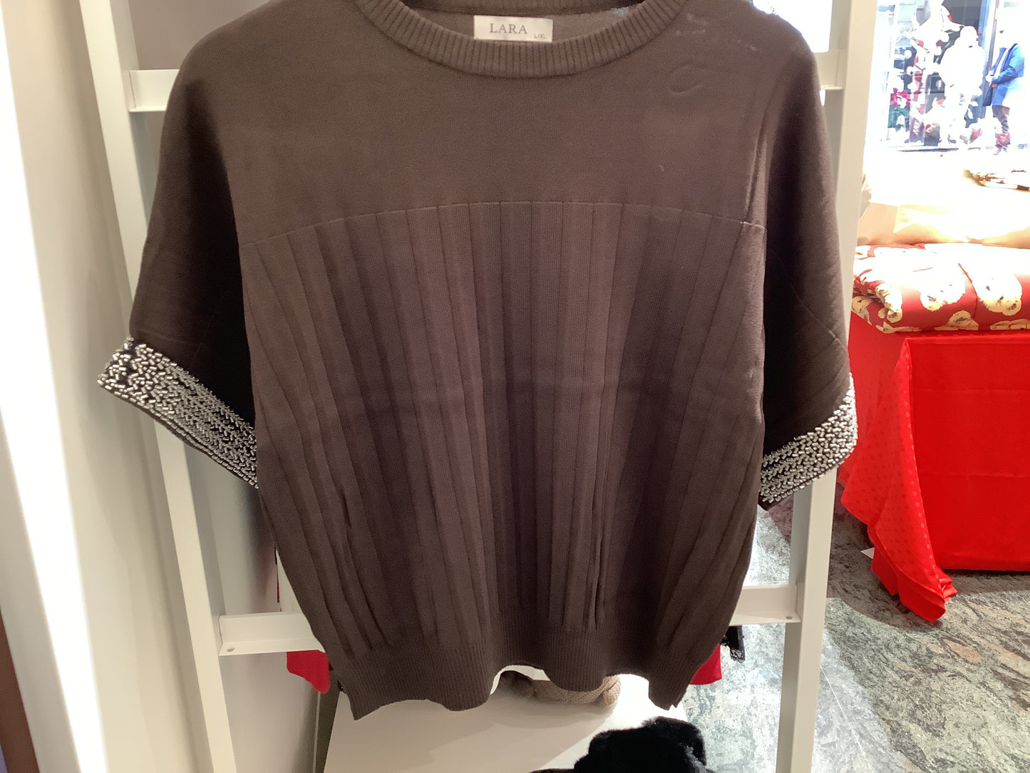 Maglia in filo con bordi lavorati sulla manica