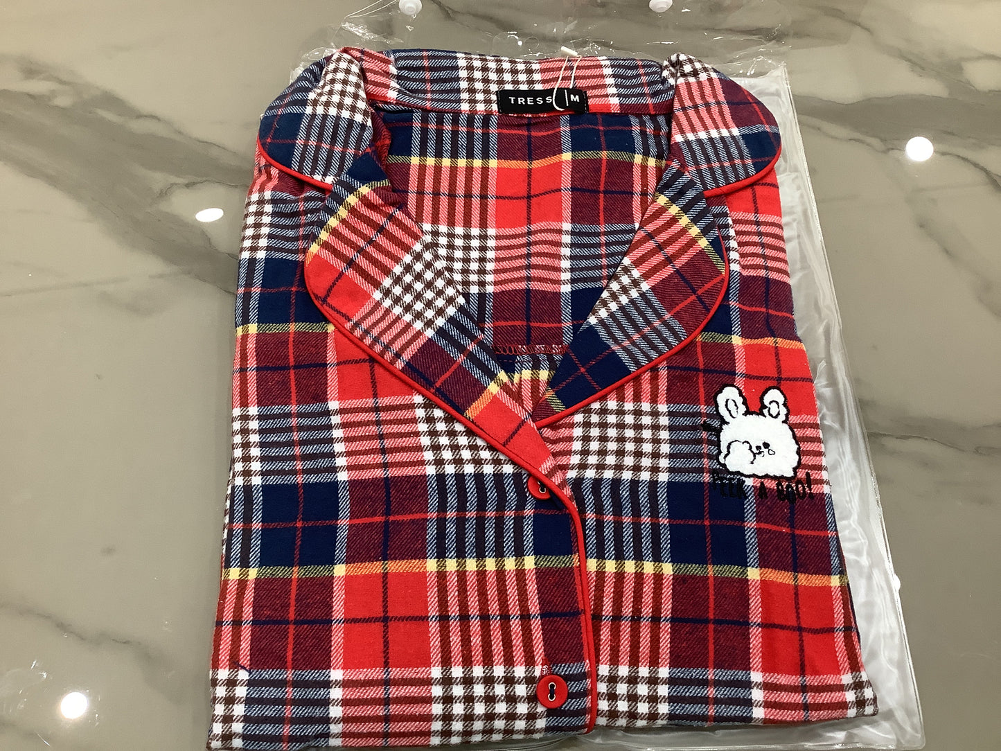 Camicia da notte scozzese con fondo rosso