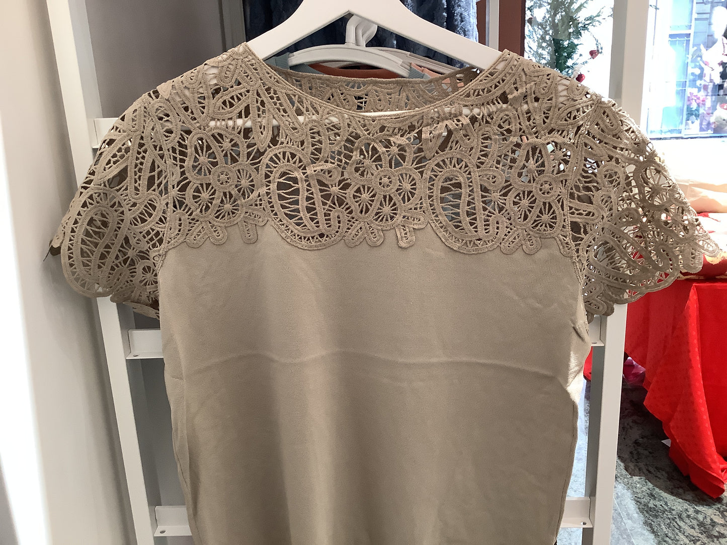 Maglia con ricamo spalla