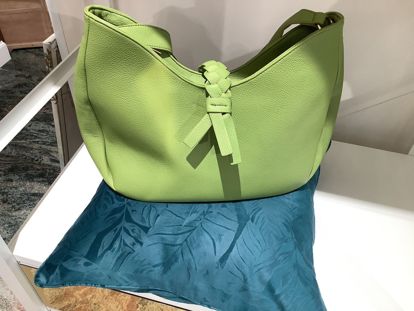 Borsa pelle con chiusura intreccio