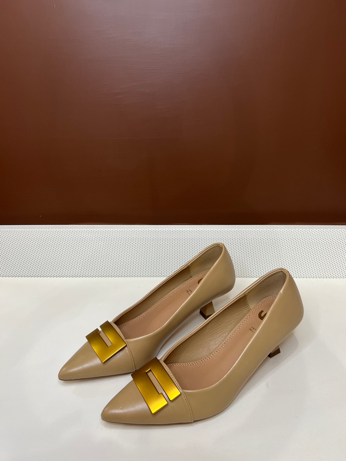 Décolleté in pelle con dettaglio