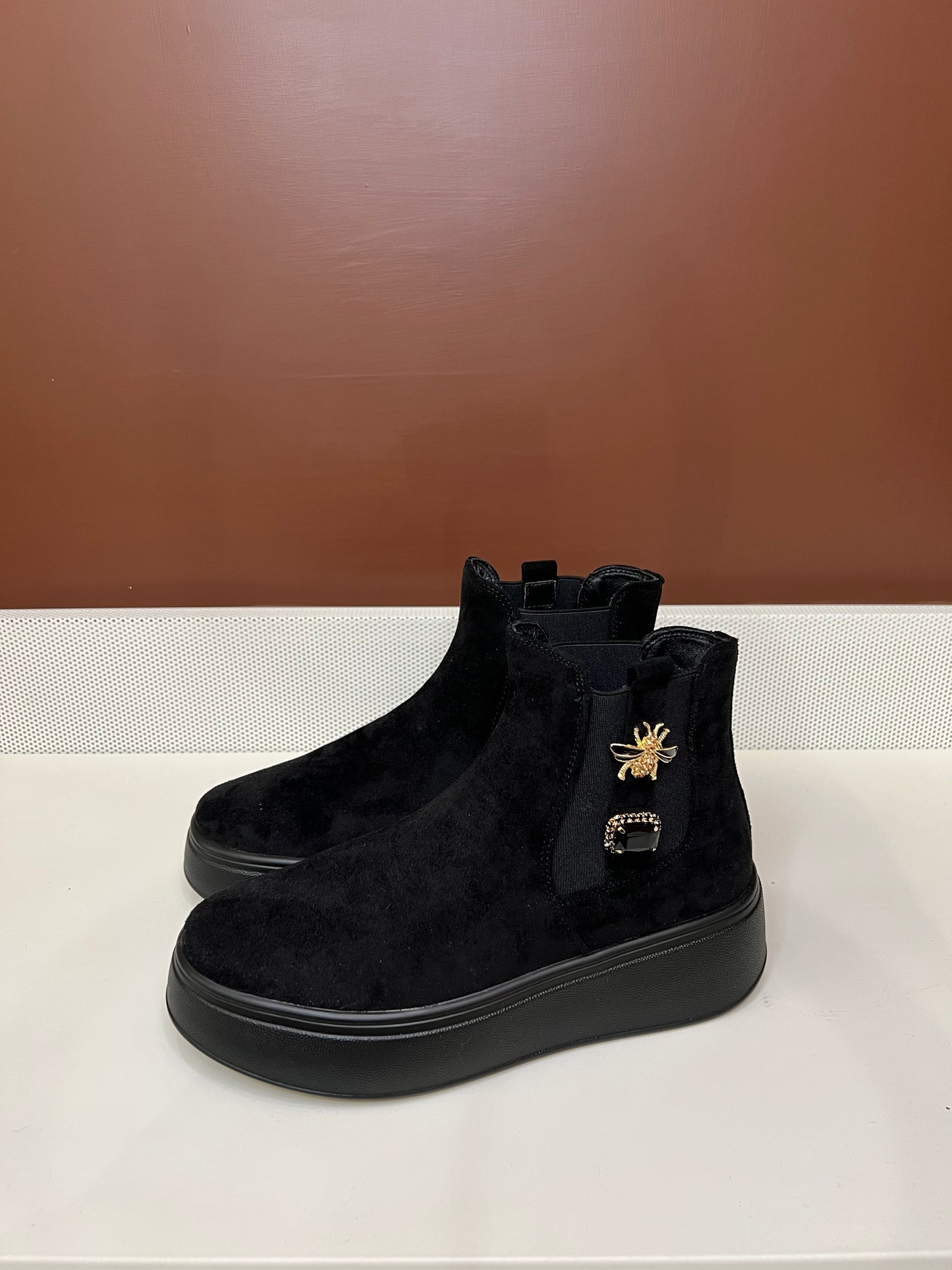 Stivaletto in camoscio con dettagli