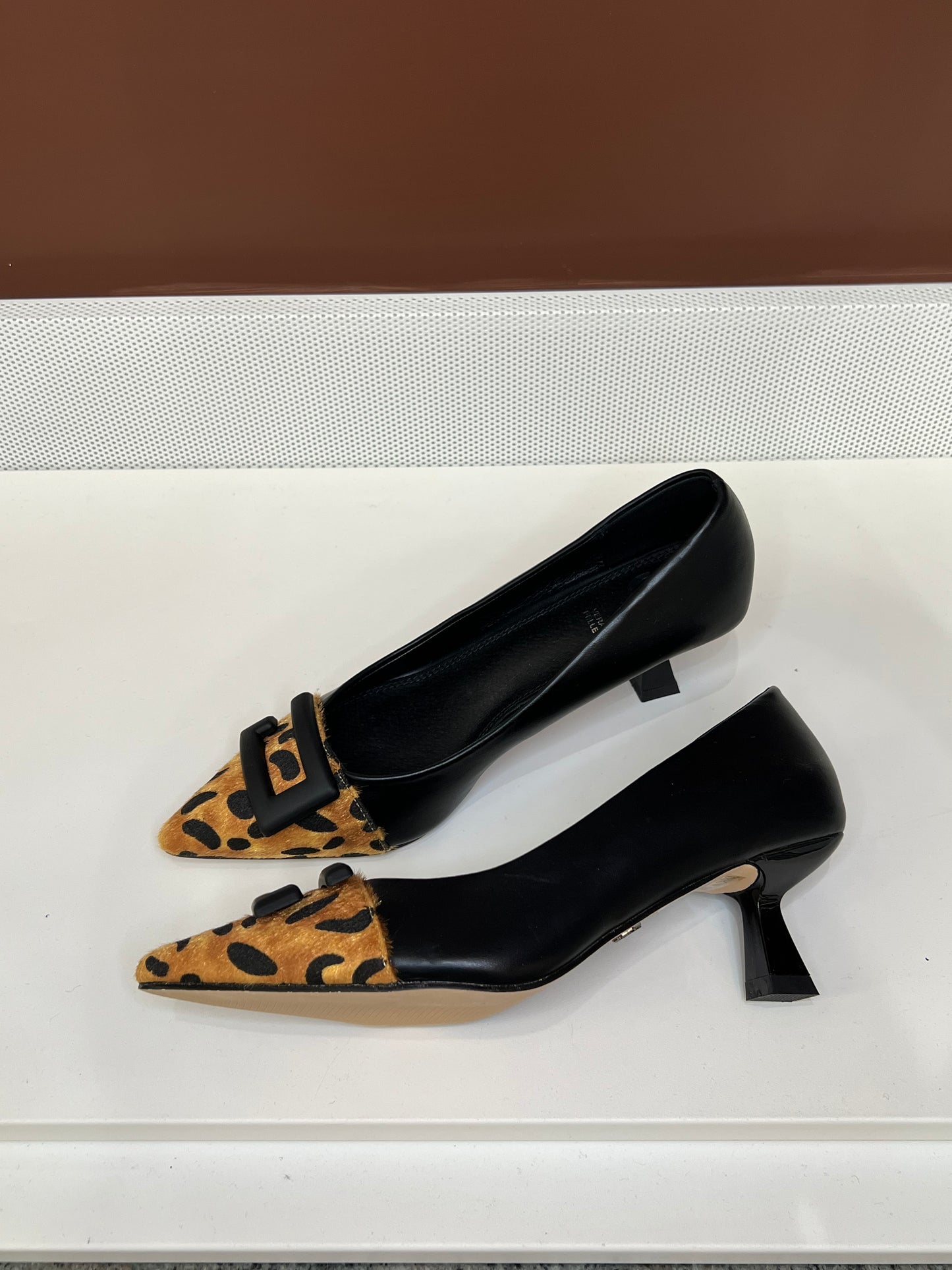 Décolleté basso con dettaglio