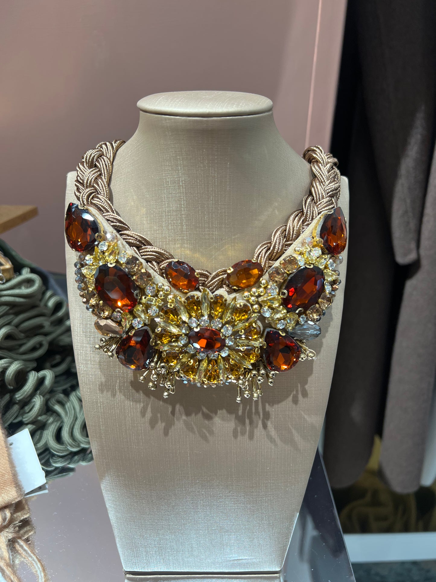 Collana con gioielli