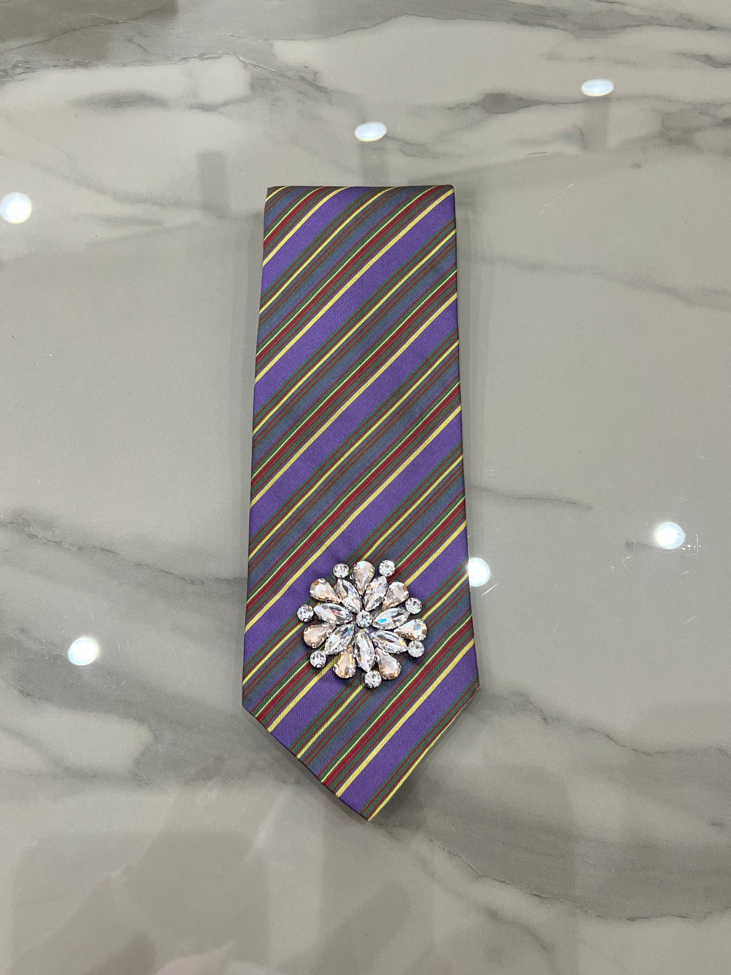 Cravatta vintage con gioiello