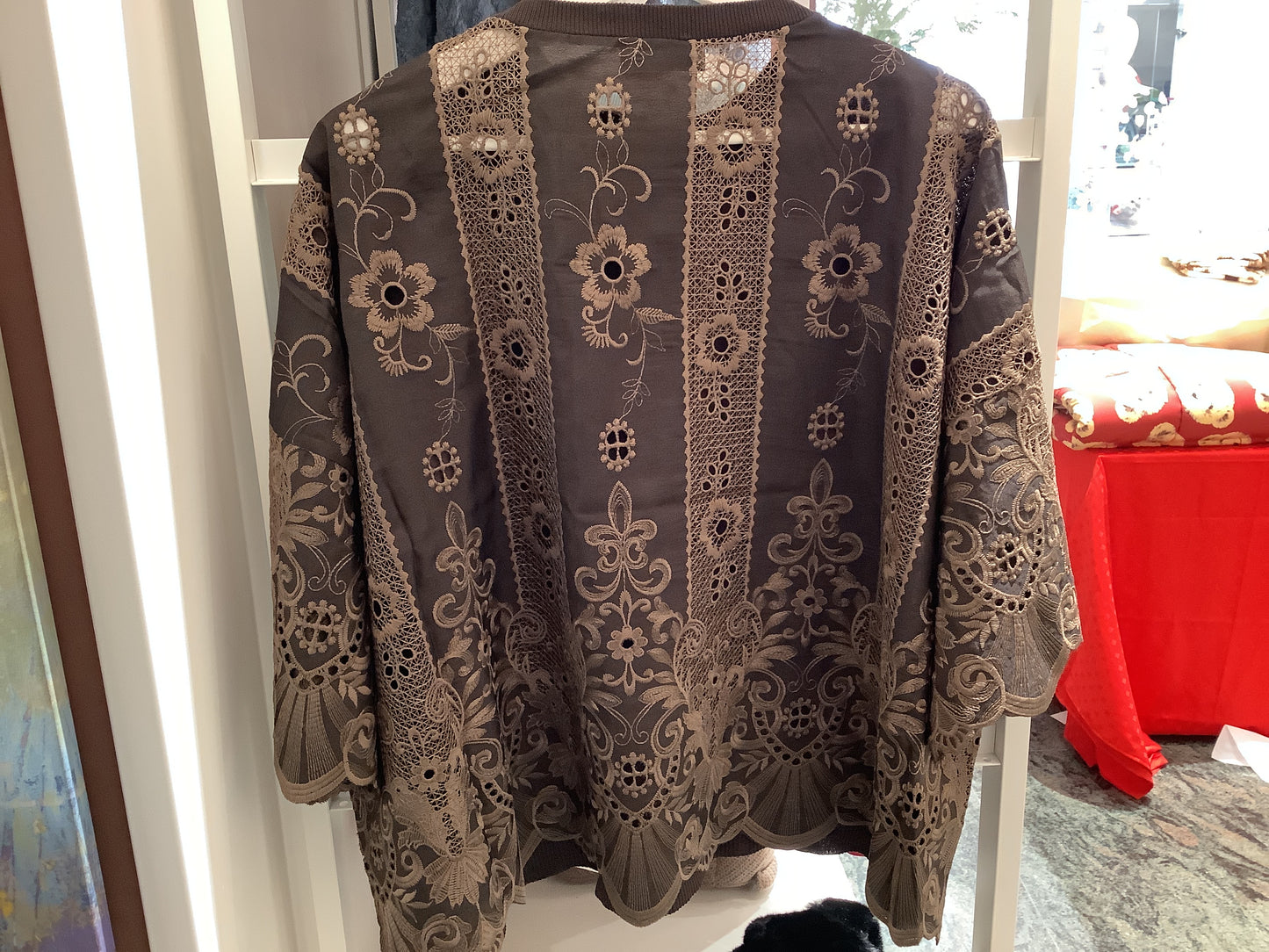 Maglia con ricamo spalle