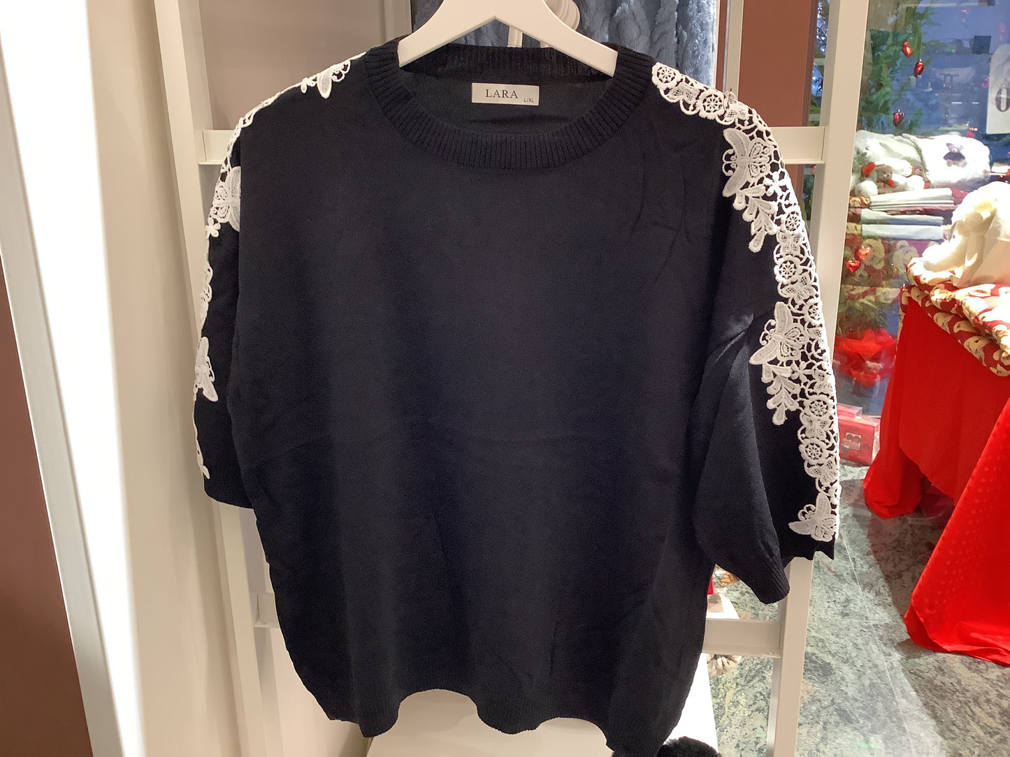 Maglia con applicazione sul braccio