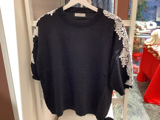 Maglia con applicazione sul braccio