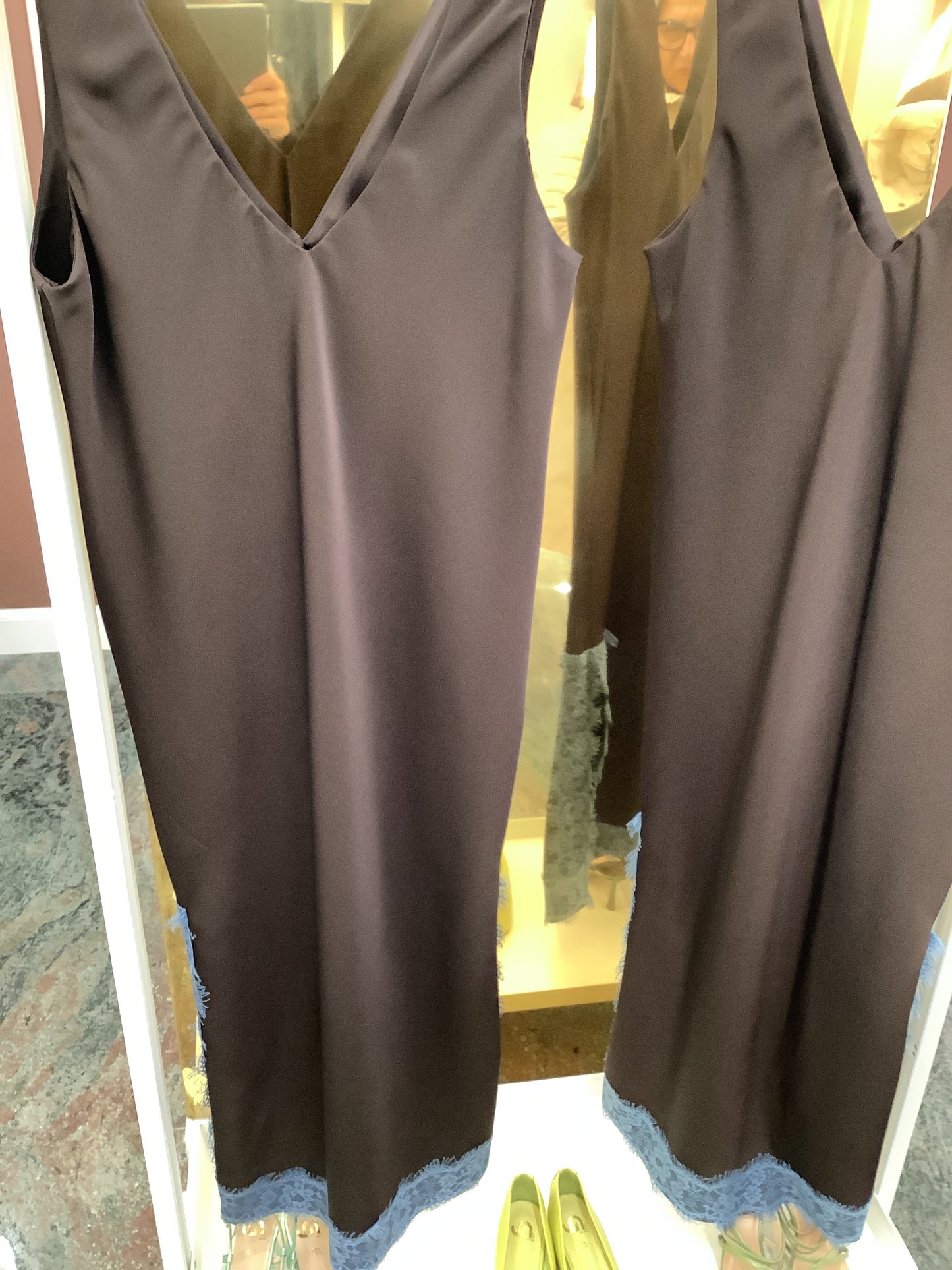 Abito marrone in raso