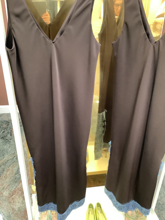 Abito marrone in raso