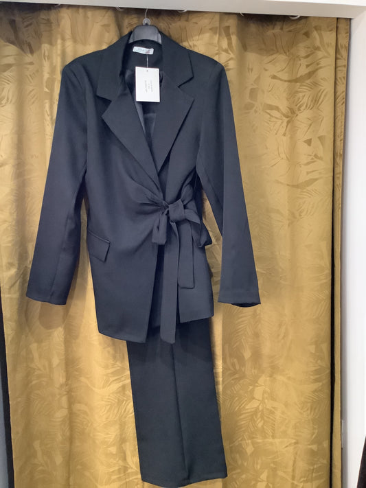 Tailleur con fiocco al lato