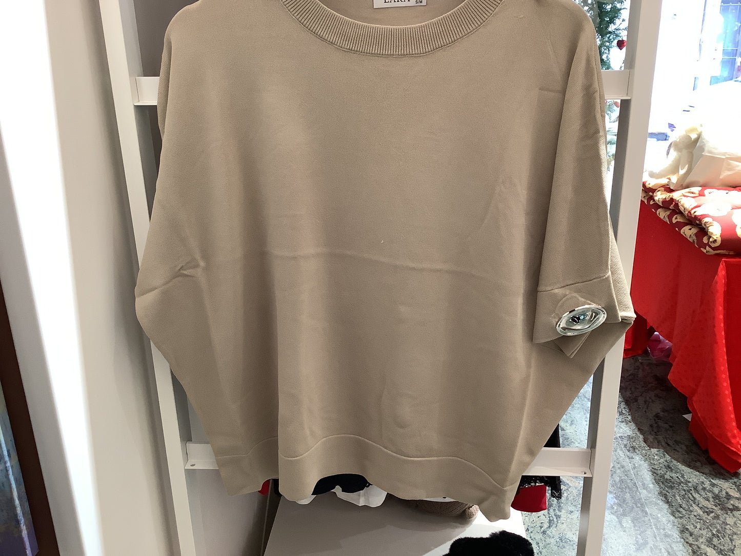 Maglia con bottone sulla manica
