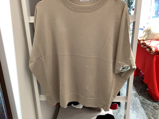 Maglia con bottone sulla manica