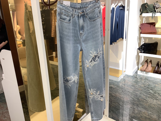 Jeans chiaro con ricamo pizzo a fiori