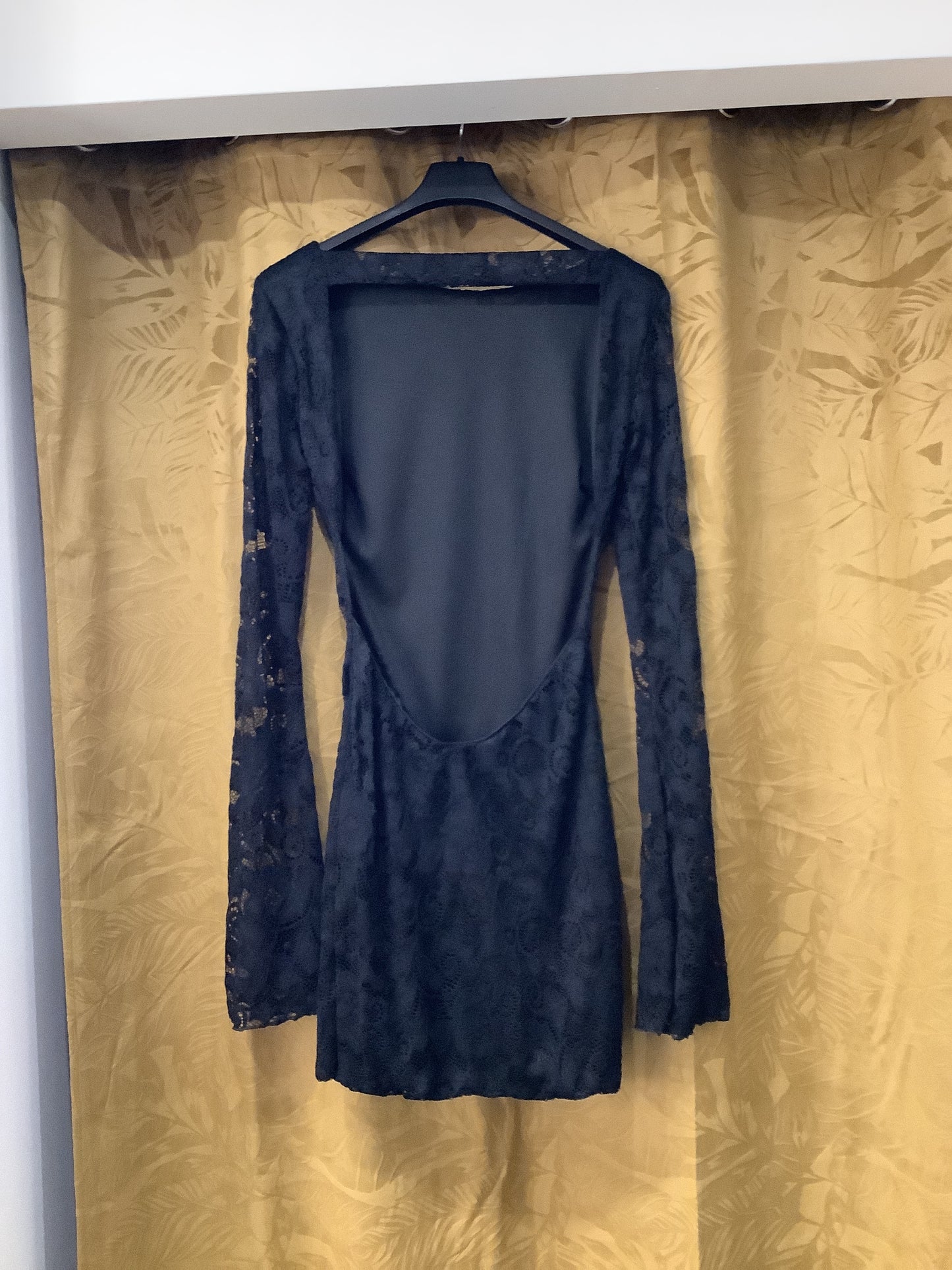 Vestito corto con scollatura sulla schiena