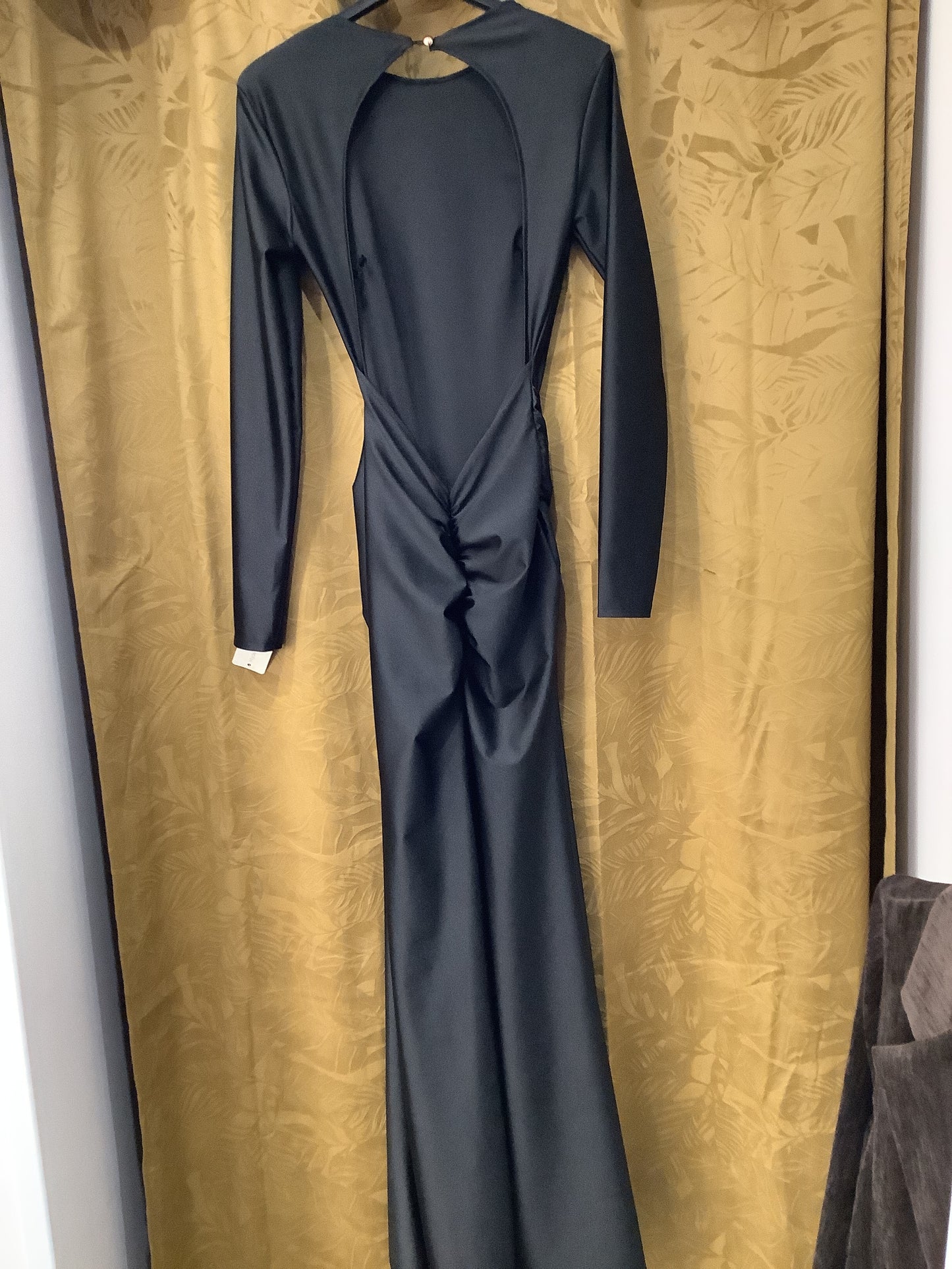 Vestito lungo cerimonia con scollatura aggrappata sulla schiena