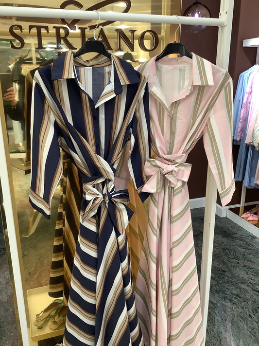 Vestito a righe con cintura in vita