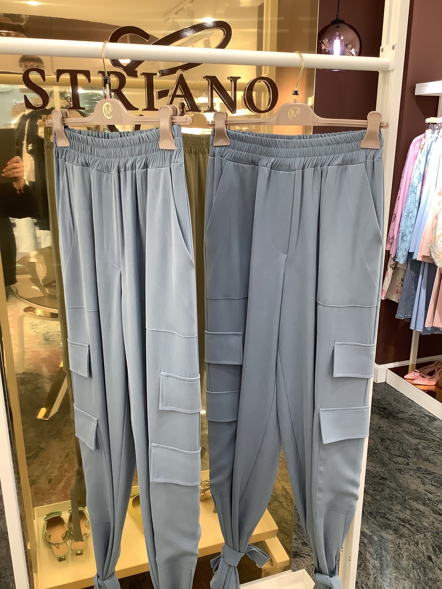 Pantalone con chiusura caviglie