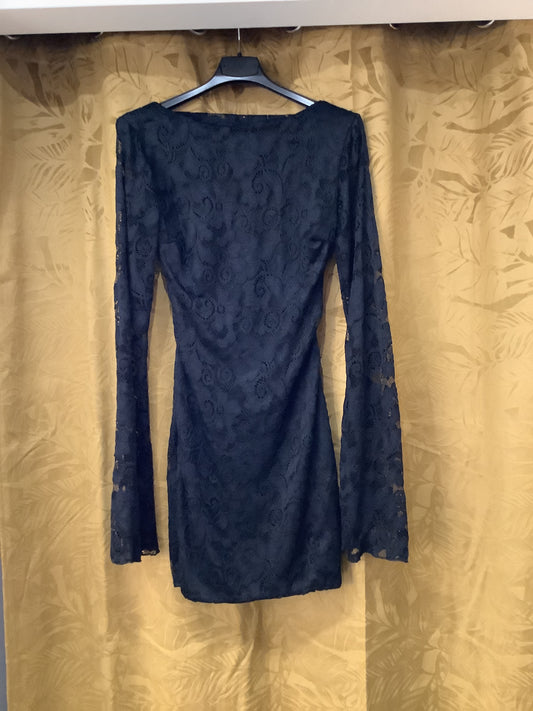 Vestito corto con scollatura sulla schiena