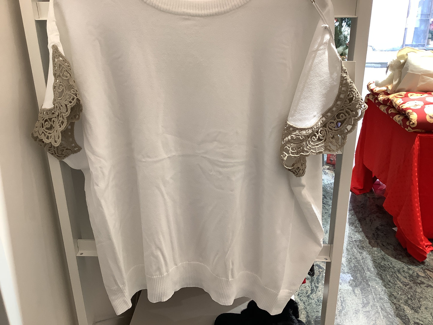 Maglia con ricamo manica