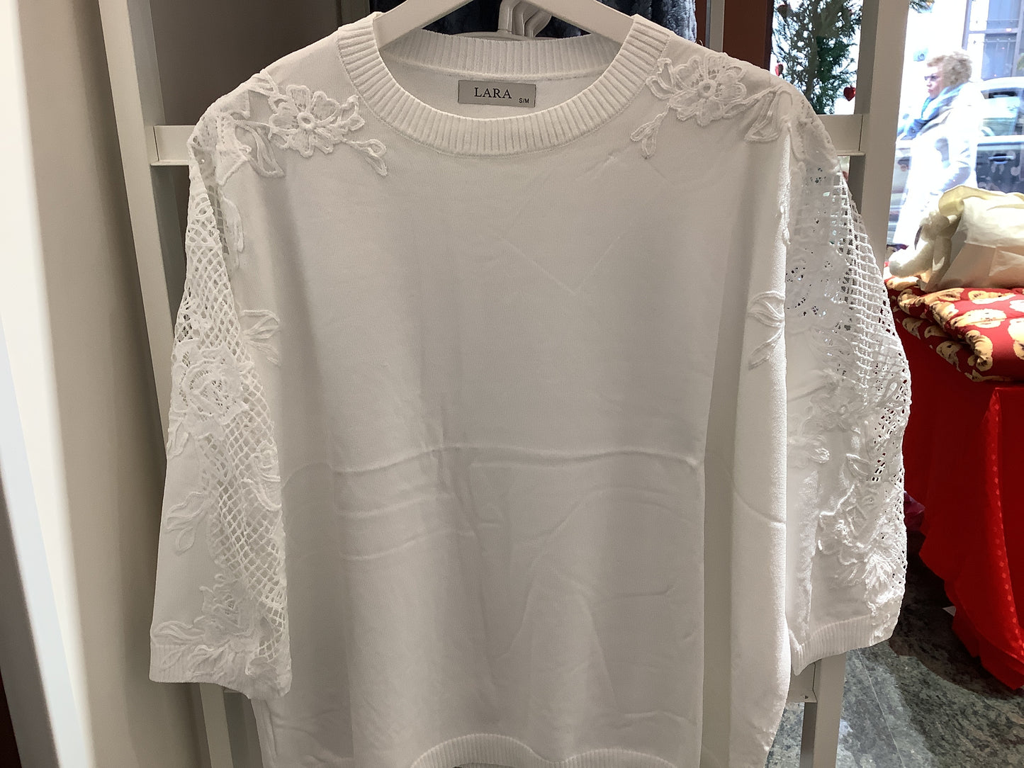 Maglia con disegno sul braccio