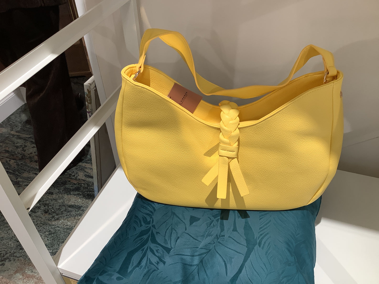 Borsa pelle con chiusura intreccio