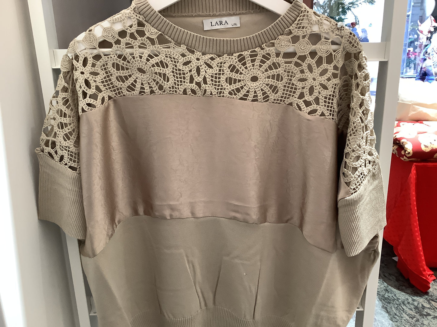 Maglia con ricamo collo e spalla