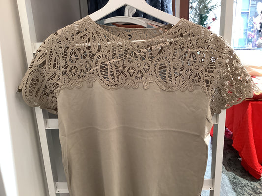Maglia con ricamo spalla