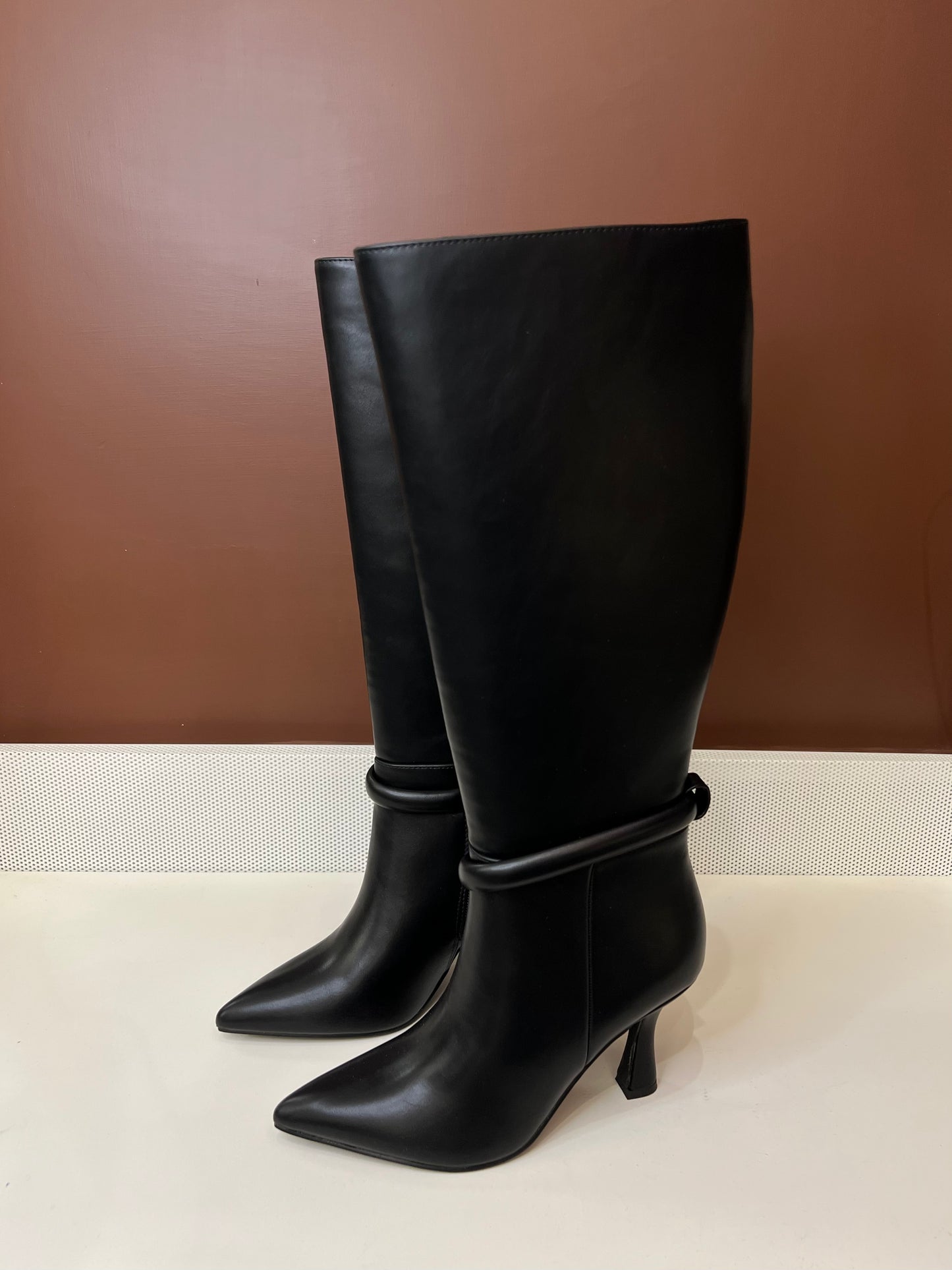 Stivale alto con dettaglio