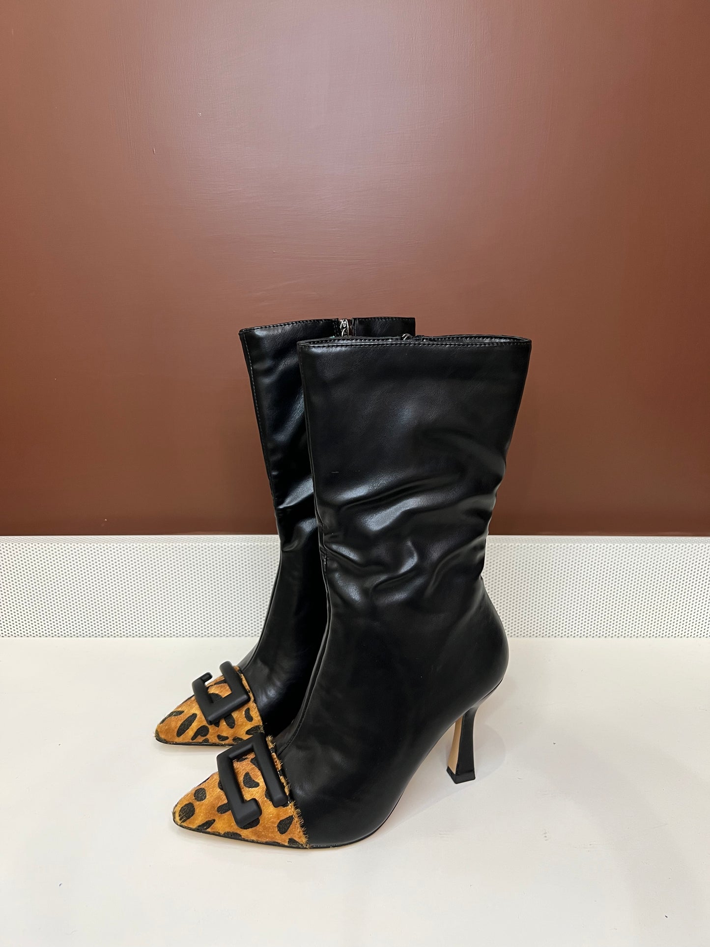 Stivaletto in pelle con dettaglio