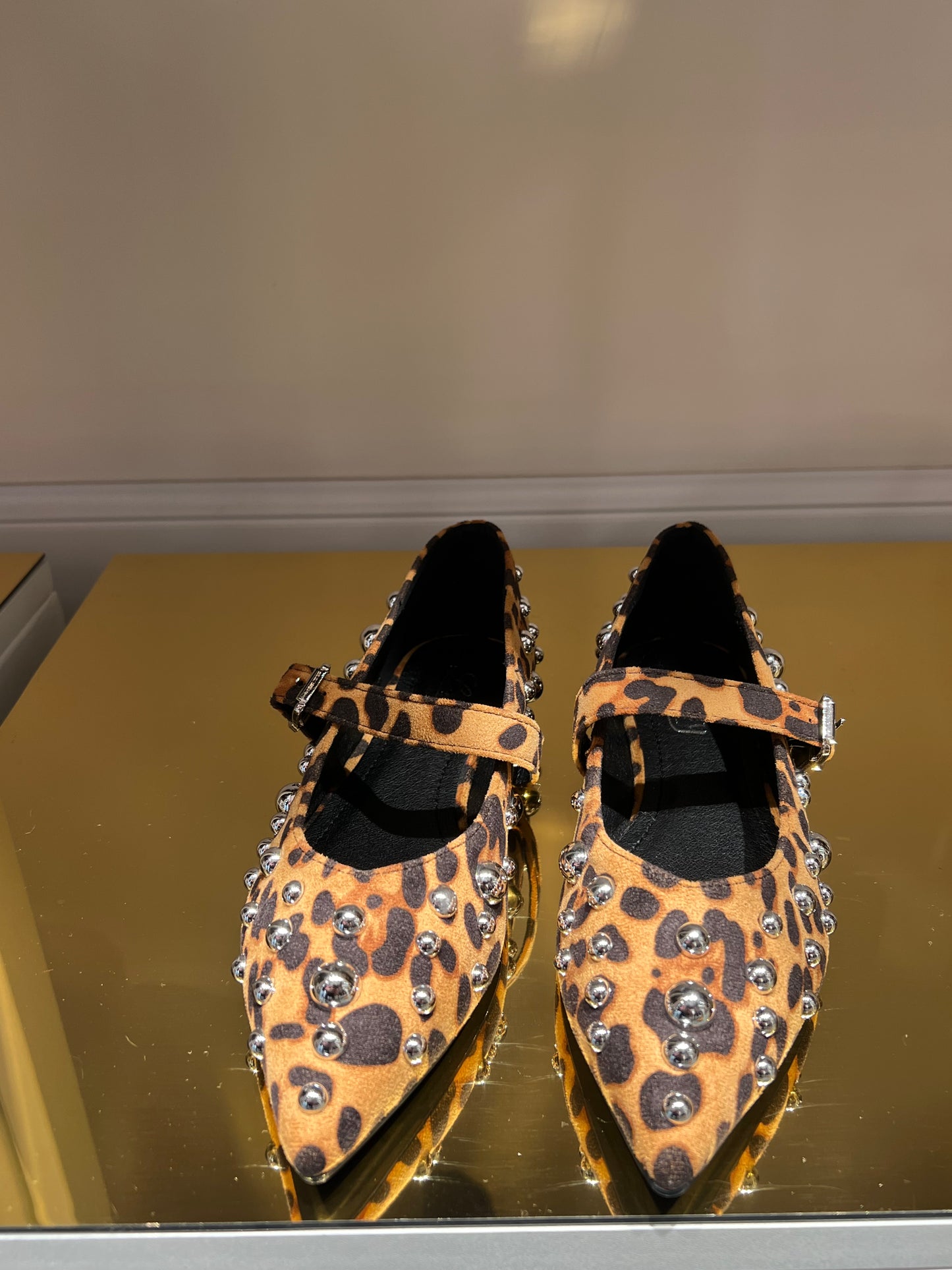 Ballerine leopardata con borchie