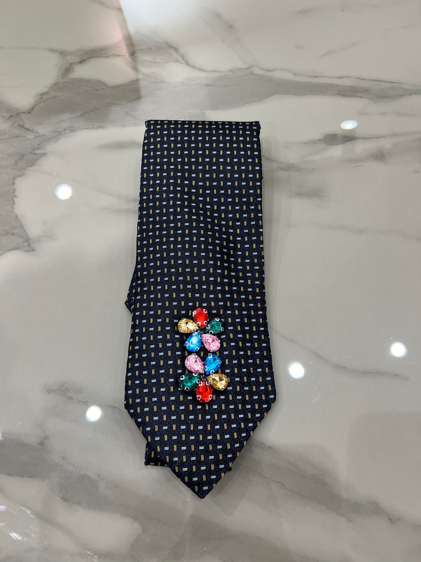 Cravatta vintage con gioiello