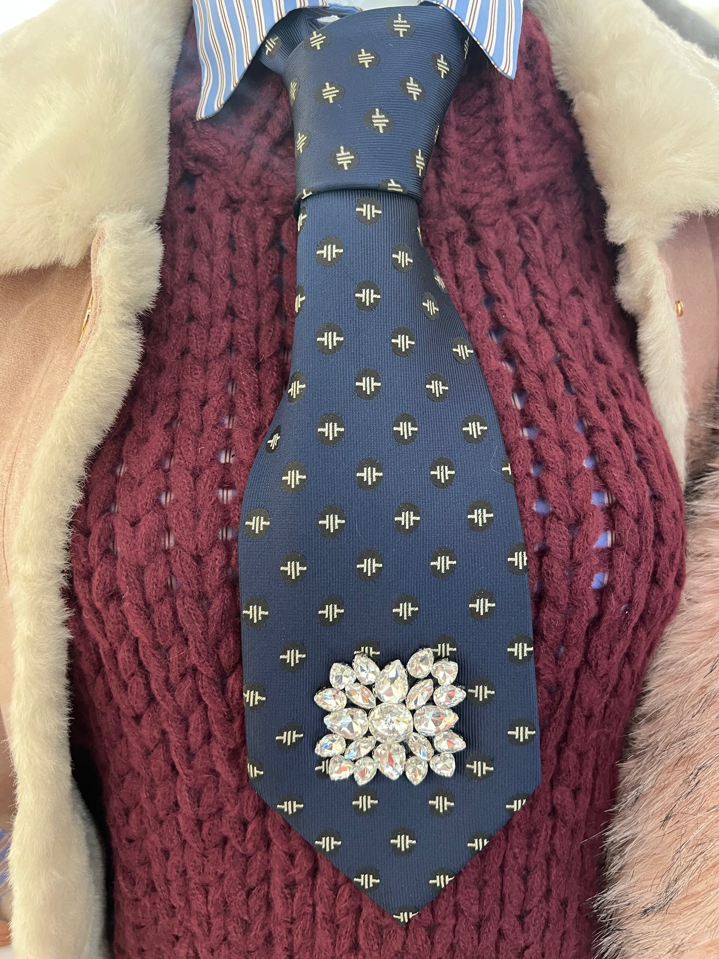 Cravatta vintage con gioiello